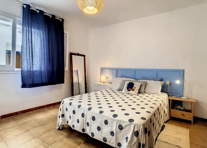 Metro Apartment *